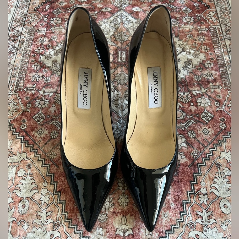 Beautiful classic Jimmy Choo Black patent pump | size 39.5
